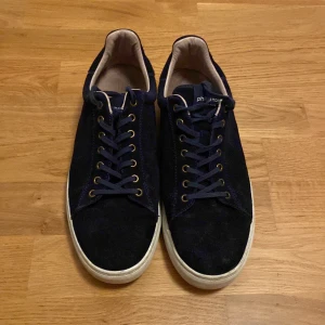 Philip hog skor  - Säljer dessa feta philip hog skor. Skicket är bra men dom är för små för mig. Storlek 42. Passar 43  