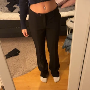 Lågmidjade bootcut kostymbyxor  - Svarta lågmidjade bootcut kostymbyxor. Aldrig använda endast testade. Var tyvär för stora på mig:( Super snygga🤩🤩 Obs smutsig spegel inte byxor!!