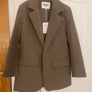 Oversized Brun kavaj  - Säljer min nya kavaj på grund av att den tyvvär var för liten för mig. Den är endast testad och den har lappen kvar! 