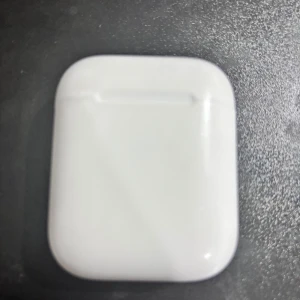 Airpods Skal - Hej! Säljer mitt airpods skal, skriv för fler bilder och ifall ni har någon fråga om dom.