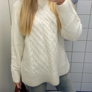 Vit stickad tröja  - En vit stickad mysig tröja i storlek s ❤️