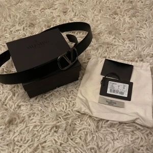 Valentino bälte - Tjenare! Säljer nu mitt valentino bälte. Köpt i Danmark för 2500 DKK (ungefär 4000 svenska kr) beltet är i mycket bra skick (några spår av användning finns) det är bara att höra av dig ifall du känner dig intresserad eller har någon fråga🙌