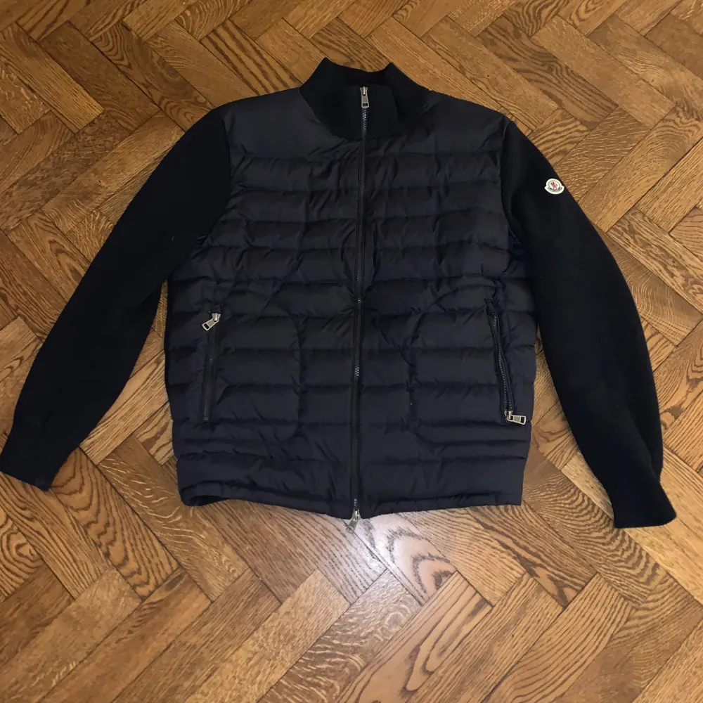 Nu säljer jag denna riktigt sköna moncler cardigan i navy!💯Passar perfekt nu under hösten🍂 skicket är 9/10. Tröjor & Koftor.