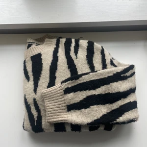 Zebrarandig stickad - Jättefin stickad tröja i bra skick men kommer tyvärr inte till användning💓