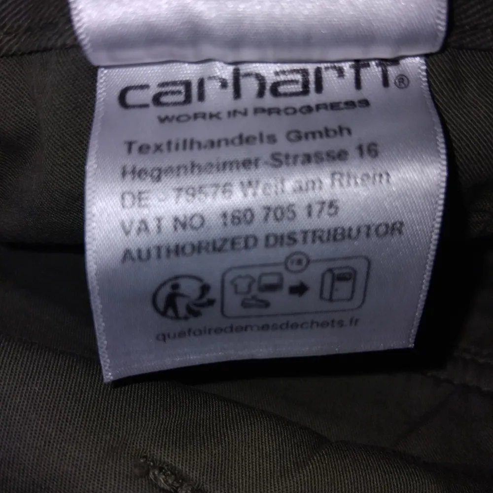 Carhartt WIP cargos i storlek 28x32 köpta från junkyard, använt typ 7-8 gånger nästan nya dm om frågor. Jeans & Byxor.