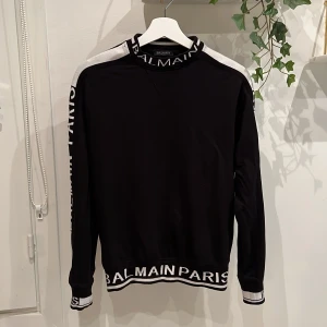 Balmain tröja - Skick 8/10 inga defekter säljer för den passar inte mig kanppt använd storlek 2xs mrn sitter som s/xs pris kan diskuteras kvitto medföljer
