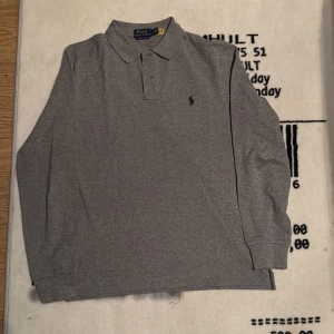 Ralph Lauren Tröja - Säljer denna långärmade pikétröja från Ralph Lauren, använd en gång så den är i superfint skick / Size: M, fits L / Nypris~ 1000kr (?), mitt pris, 399kr / Hör av er vid funderingar!