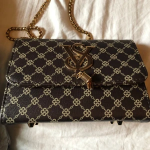 Snygg liten väska  - Jätte fin väska och praktisk