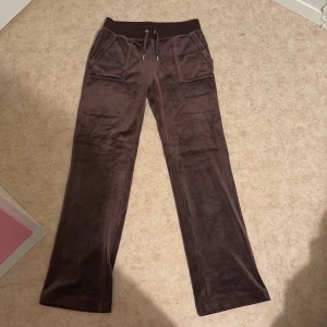 Bruna juicy byxor  - Bruna  populära juicy byxor som du säkert sätt. Dom är fina, lätta att matcha och kostar ungefär 1200 i nypris. Bra skick