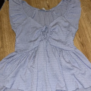 Fin ljus blå t-shirt  - I mycket bra skick använt 2 gånger,priset kan diskuteras🌸