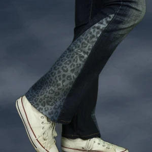 Lågmidjade bootcut leopard - Lågmidjade bootcut jeans med leopard design. Återanvända jeans och sytt för hand. Mått finns bland bilderna. Hör av er för frågor. 💗 Rewild Denim UF
