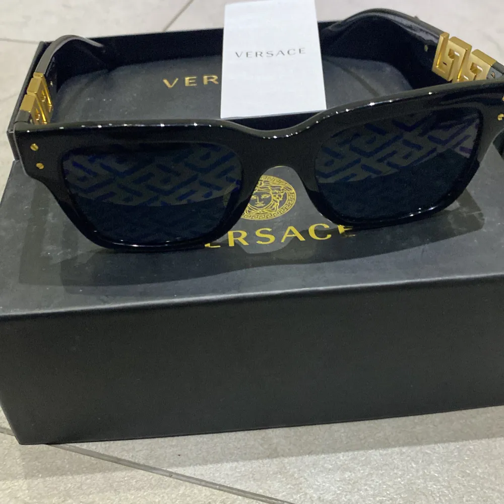 Versace glasögon köpte förra året kvitto finns!  Köpt för 2300kr. Accessoarer.