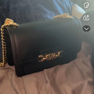 Michael kors väska - En svart otroligt fin Michael kors väska  Dustbag och kvitto finns Inköpt i Michael kors butik