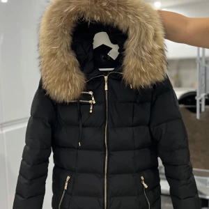 Vinterjacka  - Säljer en Vinterjacka från Hollies Stockholm. Den är inprincip ny, använd fåtal gånger.  Den är rök/djurfri 🚭. Storleken är 42, men små i storlek så passar även 40! Ny pris ligger på ungefär 4000kr. Mitt pris ligger på 1300kr. 