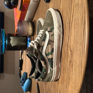 Vans camo skor - Säljer nu mina sjukt snygga och unika Vans skor i bra skick. Köpta för ca 6 månader sedan och användts lite eftersom att de blev för små efter en vecka ungefär. De är i storlek 43 och är ganska true to size. Nypris cirka 900kr 