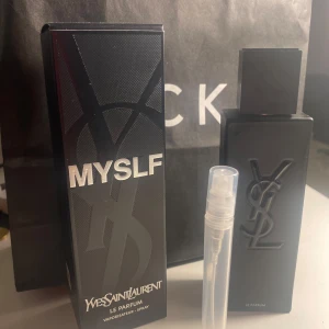 Yves Saint Laurent MYSLF 5ML sample - - Toppnot: ett livfullt och kryddigt ackord tillverkat av svartpepparessens. - Hjärtnot: ett strålande och fylligare apelsinblomshjärta skapat för YSL Beauty. - Basnot: sensuella och strukturerade tränoter möter en beroendeframkallande och sammetslen