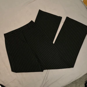 Randiga kostymbyxor  - Randiga kostymbyxor från bershka❤️