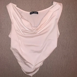 Vit ärmlös topp från Svea - Säljer en stilren vit ärmlös topp från Shein. Den har en snygg draperad design framtill.