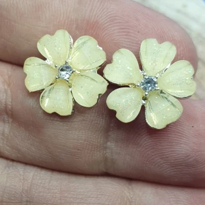 Örhängen med stift - Söta blommor - Örhängen med stift, söta blommor i en svag gul färg, oanvända. ✨️✨️✨️Titta igenom alla mina upplagda och köp fler saker i bundle för att spara på frakten och få allt du köpt i ett och samma paket ✨️✨️✨️
