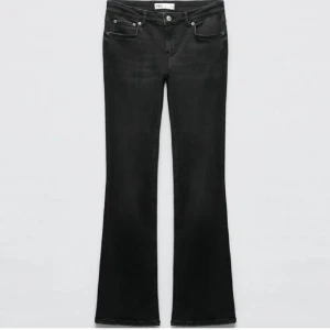 Low bootcut jeans från Zara - Säljer dessa svarta lågmidjade jeans från zara som jag tror inte säljs längre💞💞Säljer dom då dom har blivit för korta för mig, jeansen är använda men i bra skick!!❤️‍🔥
