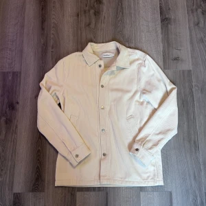 Manchester Jacka - En riktigt snygg Manchester Jacka från Elvine. Köpt för 1400 för två år sedan, men har knappt använts. Har en liten defekt i nacken.  Storleken är M men skulle säga att den sitter mer som en L.