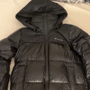 Columbia jacka  - Min fina Colombia jacka som värmer helt galet på grund av inbyggd omni heat. Den köptes vintern 2023 för 3000 kr. Den är mer eller mindre som ny jätte fin jacka verkligen , vill dock själv prova en ny färg på jacka därför säljer jag den. 💕💕
