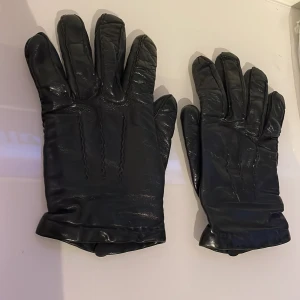 Läder handskar - Ett par riktigt feta Läder handskar för 200 kr priset är ej hugget i sten vid snabb affär. Inga synliga skador men litet slitage inuti men annars sparsamt andvända. Tveka inte på att höra av er om ni har frågor!