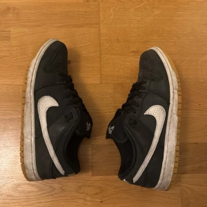 Nike Dunk SB  - Tjena! Säljer ett par feta Nike Dunk SB Black Gum. Köptes ifrån Nikes hemsida. Ordinarie pris 1400kr. Använd bara i någon månad. Säljer pga att jag har växt ur dom. Pris kan diskuteras vid snabb affär.