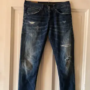 DONDUP BLÅ JEANS, SKINNY FIT  Skick 5/10, hål i rumpan – lätt att laga|W31 L32 | pris 749 | Nypris 3095| Postar genom postnord och instabox | Hör av er vid minsta fundering