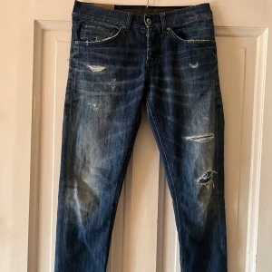 DONDUP BLÅ JEANS, SKINNY FIT  - DONDUP BLÅ JEANS, SKINNY FIT  Skick 5/10, hål i rumpan – lätt att laga|W31 L32 | pris 749 | Nypris 3095| Postar genom postnord och instabox | Hör av er vid minsta fundering