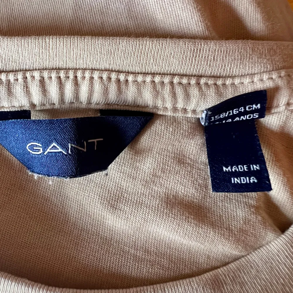 GANT T-SHIRT BEIGE Skick 7/10 | 13-14 år | pris 99 | Nypris 399| Postar genom postnord och instabox | Hör av er vid minsta fundering  . T-shirts.