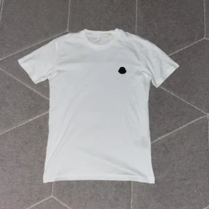 MONCLER T-SHIRT - Den är i mycket bra skick 10/10. Den är äkta köpte den ifrån deras hemsida.