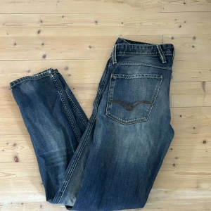 Replay jeans  - Säljer nu ett par snygga replay jeans i storlek 32 i riktigt bra skick