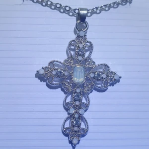 Halsband med kors - Kedja silver med ett kors, mått på korset är 4.5 × 3.5 cm.