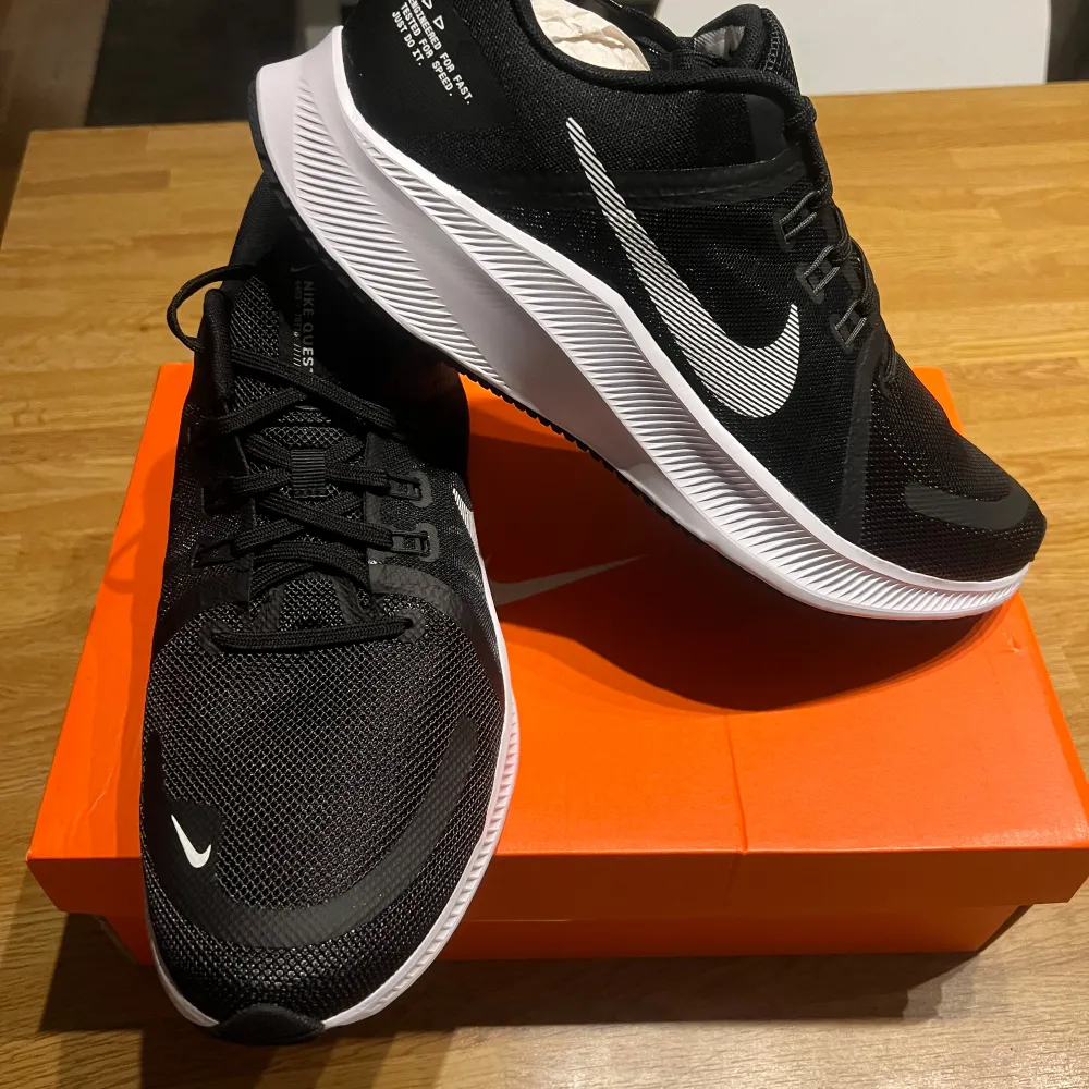 Hej,  Säljer ett par svarta Nike Quest 4 i stl 47 (12,5) - oanvända i kartong.   Jonas. Skor.