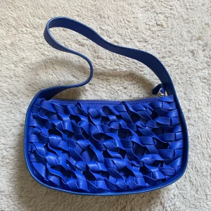 Väska  - Blå väska från Mango använd ca 4-5 gånger 