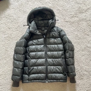 Peak performance vinterjacka  - Köpte denna här på plick menden var tyvärr lite för liten så får sälja den vidare. Den är mörk mörk grön men ser svart ut i de flesta ljusen. Skulle säga att det är en xxs eller en xs om man har ganska korta armar🩷nypris 2099kr 