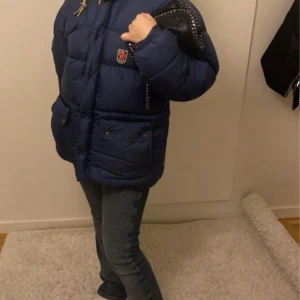 Fjällräven jacka  - Inga tecken på användning och ser nu ut. Storleken är xxs med skulle säga att den passar upp mot m/s