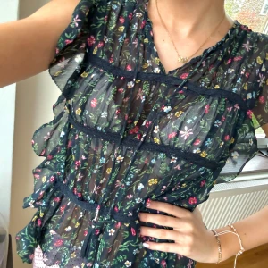 Pepe Jeans blus!!  - Säljer den här sååå sjukt söta blommiga blusen från Pepe Jeans med massa härliga färger o volanger🔥🙌🏻🩷🩷 tyvärr har den en defekt där ena tofsen ramlat av, jag har dock använt den ändå och vet inte riktigt hur det hände, därav lite lägre pris! 