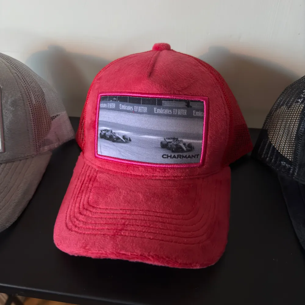 Säljer nu mitt UF företags velvet kepsar med F1 motiv på. Kostar endast 149kr. Bara att skriva ett DM vid intresse!. Accessoarer.