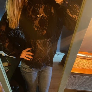 Svart spets blus  - Svart spets blus ifrån märket reserved. Finns inga defekter och är i storlek 36/S