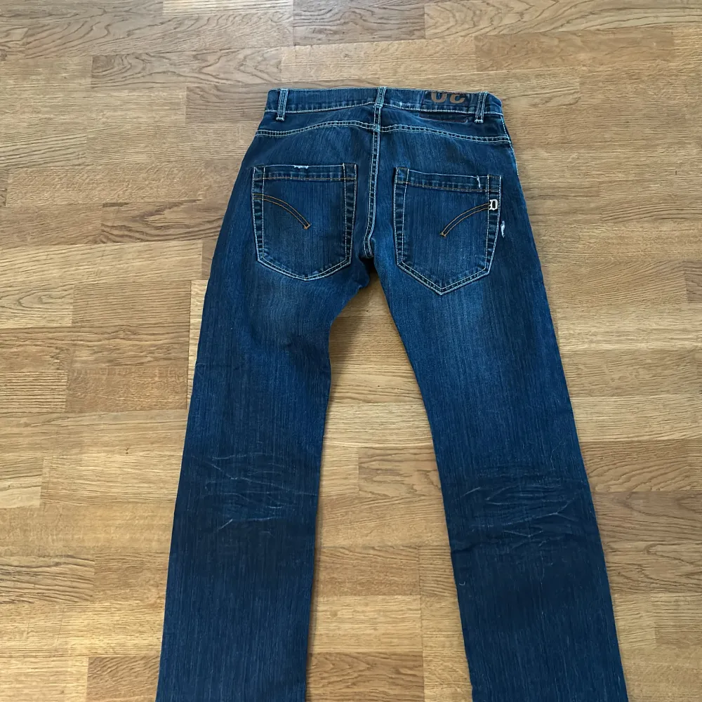 Säljer dessa dondup jeans som är i skick:10/10 nypris:3500 mitt pris:999 storleken är W32 och passar en person som är 172. Jeans & Byxor.