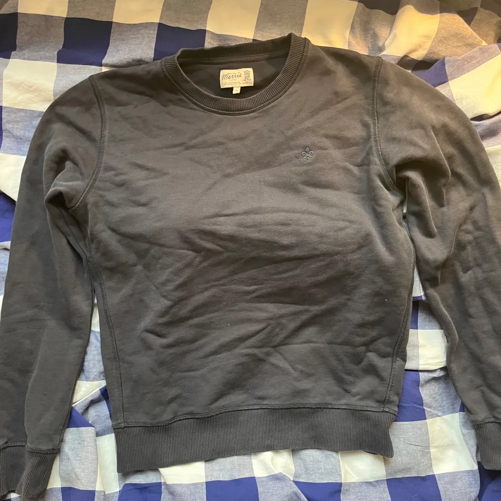 Säljer en stilren tröja från Morris i storlek XS. Tröjan är i bomull och har en liten broderad detalj på bröstet. Perfekt för både vardag och lite finare tillfällen. Den har långa ärmar och en klassisk rund halsringning. Superbekväm och lätt att m. Neuletakit & Villapaidat.