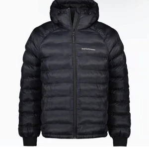 Peak performance jacka - Säljer min Peak Performance Tomic Hood M Vinterjacka. Är i mycket fint skick men då jag köpt en annan jacka kommer denna inte till användning. Nypris på dessa är 3 199, men jag säljer för 1 700! Vid snabb affär går priset att diskutera❣️