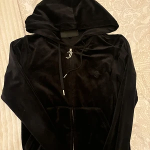 Juicy sett  - Jag denna sätt som är använd ett få antal gånger som dessutom är äkta för endast 1200 kr byxorna är i storlek S och koftan i storlek xs. Obs: byxorna passar dig med storlek xs också 