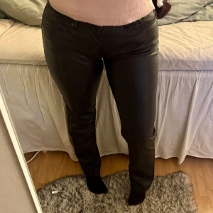Lågmidjade skin byxor  - Använda en gång, så dom är i ny skick. Storlek:S