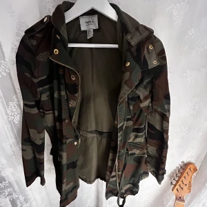militärjacka forever 21 - jättefin militärjacka från forever 21 nästan aldrig använd BRA SKICK