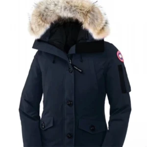 Canada goose  - Säljer min Canada goose som jag endast  i en säsong. Inga skador eller fel alls!  Storlek 36/S men passar även som 34/Xs  Kontakta vid fler frågor:) Pris kan diskuteras! 