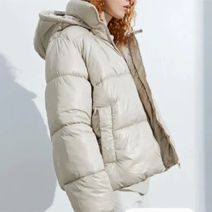 Vinter jacka  - Säljer denna beiga jacka ifrån hm som trendade vintern 23’💞 nypris var 500kr tror jag💓💓säljer för att den inte kommer till användning längre 