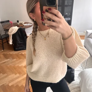 Trekvartärmad stickad tröja💛🤍 - Ljusgul/krämvit trekvartärmad stickad tröja! Superfin med lappen kvar✨✨